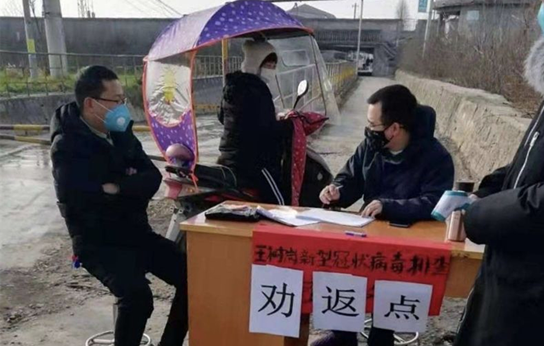5.1陈侃同志在村委会要道值守、劝返、监测体温_副本.jpg
