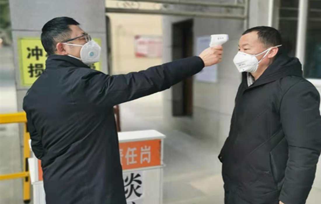 6.1.罗云飞参加社区疫情防控，为出入人员测量体温_副本.png