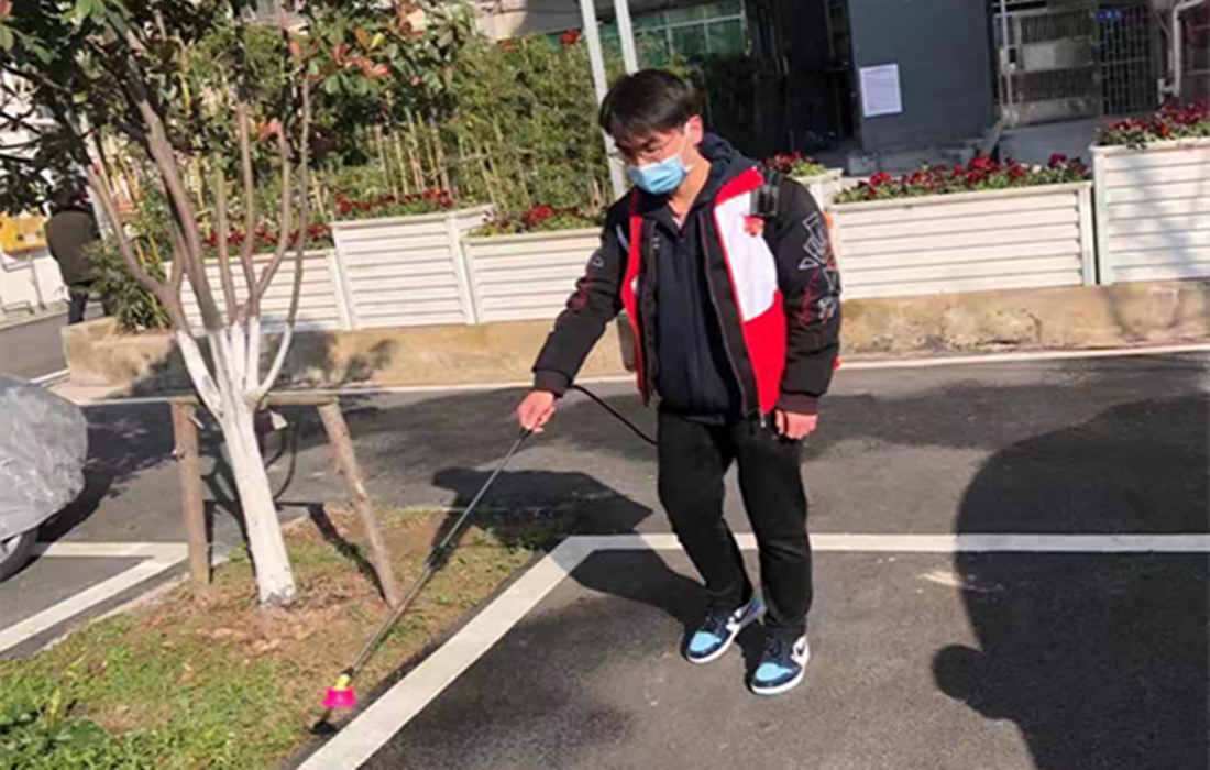 6.6.曾雨康参与疫情防控，喷洒消毒液_副本.png