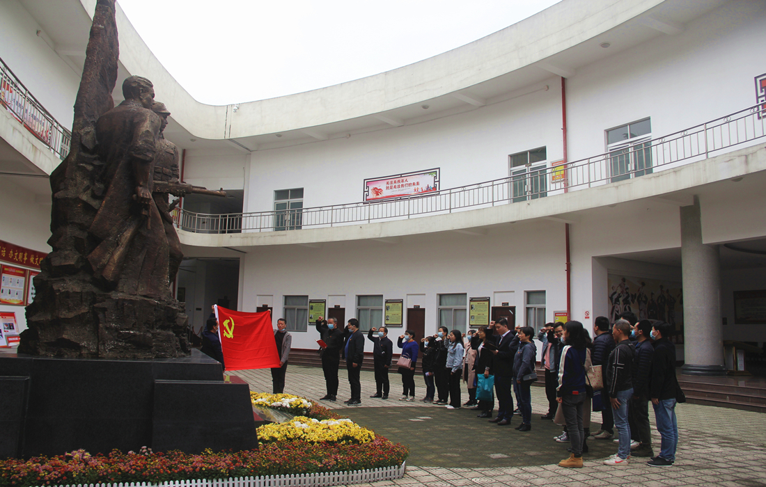 担保集团党支部赴襄阳革命烈士纪念馆开展党史学习教育暨4月支部主题党日活动（图2）.jpg