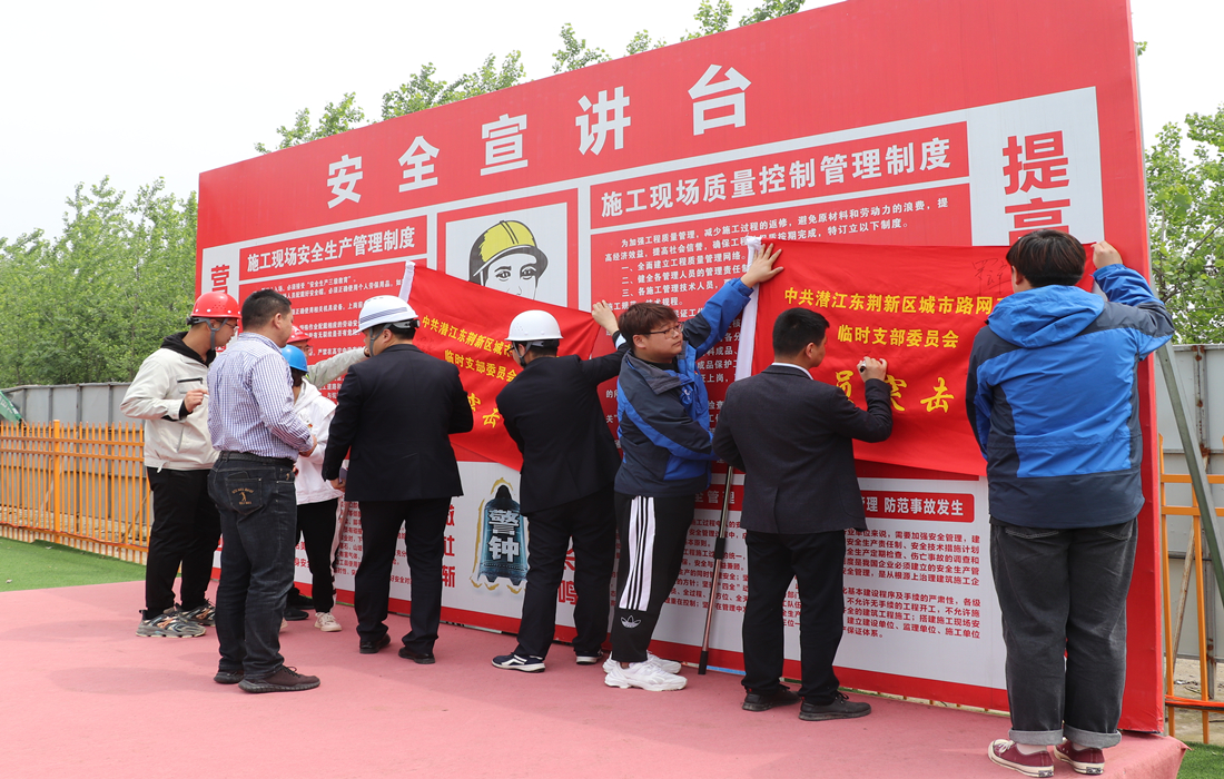 2.在旗帜上签字.jpg