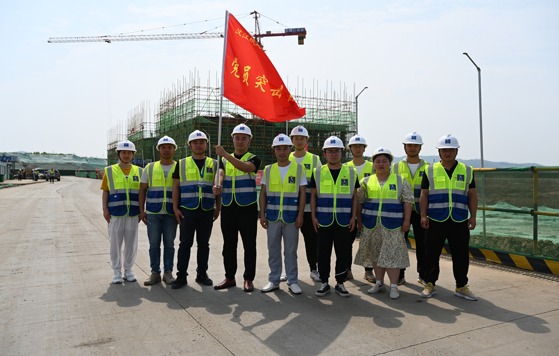 湖北文理学院迁建项目党员突击队.JPG
