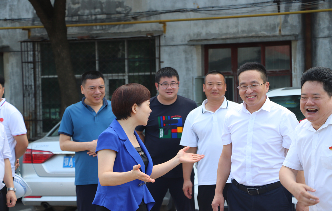 慰问现场-潜江市总工会到项目公司开展高温慰问.jpg