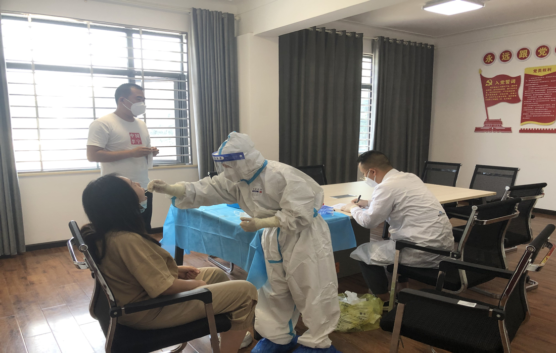 办公区开展核酸检测 (2).jpg 办公区开展核酸检测 (2).jpg