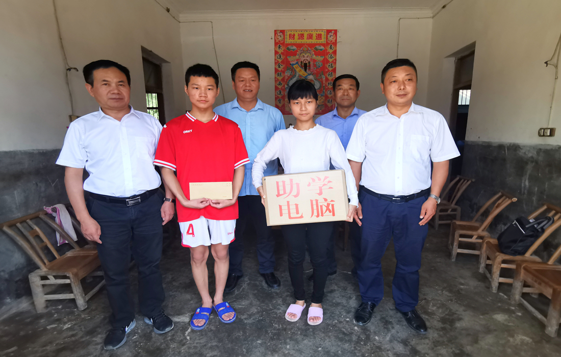 1.慰问有子女升学的贫困户_副本.jpg 1.慰问有子女升学的贫困户_副本.jpg