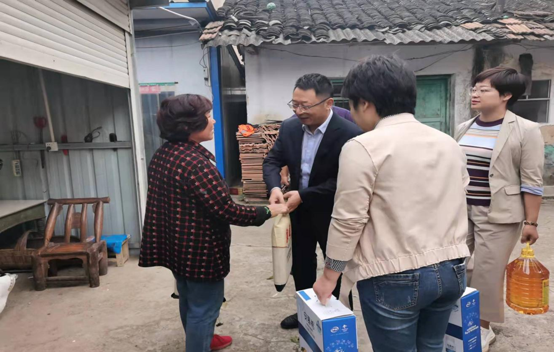 生态投公司走访慰问困难群众.png 生态投公司走访慰问困难群众.png