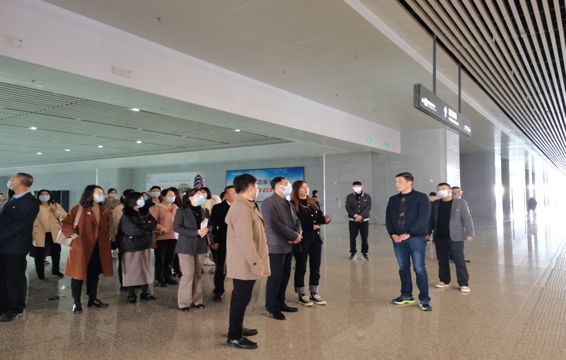 图2：讲解员为党员一行讲解有关情况.jpg