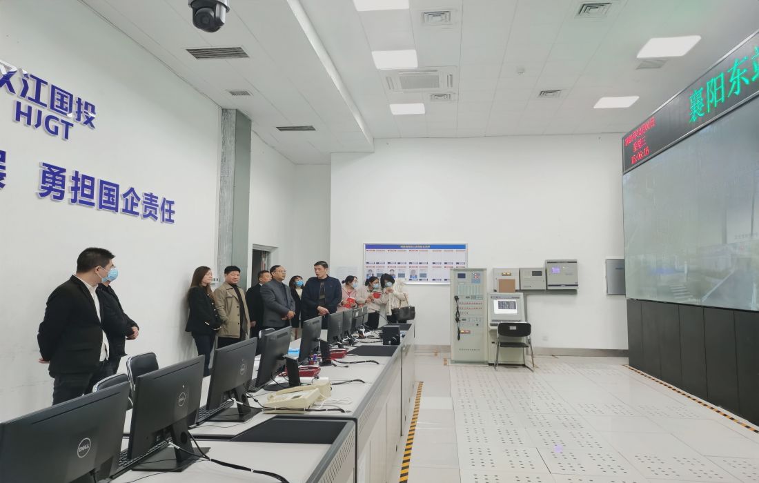 图3：参观襄阳东站总监控室.jpg
