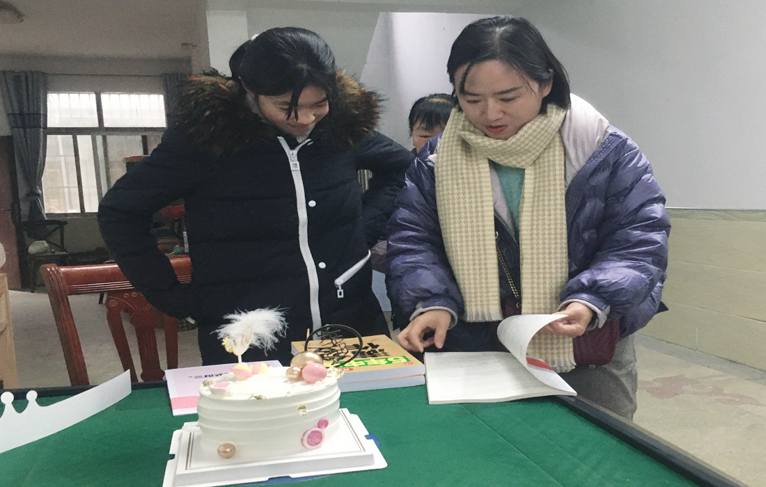 图片1：生态投“爱心妈妈”陈冲提前为困难儿童张雨涵过13岁生日.jpg