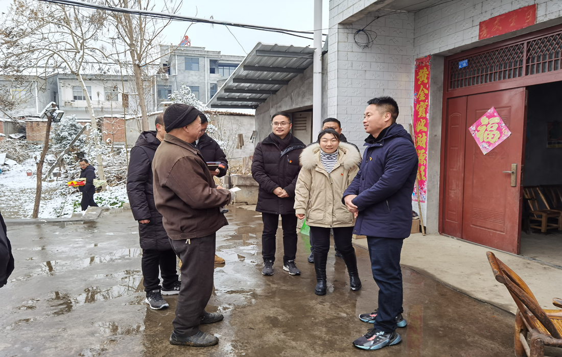 图片3:李浩慰问困难群众并亲切交谈.jpg 图片3:李浩慰问困难群众并亲切交谈.jpg