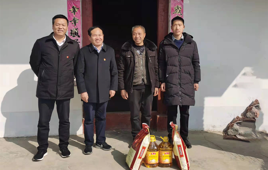 3.与困难群众合影.jpg