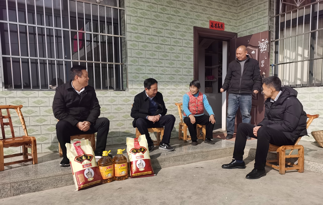 1.和慰问群众聊天.jpg
