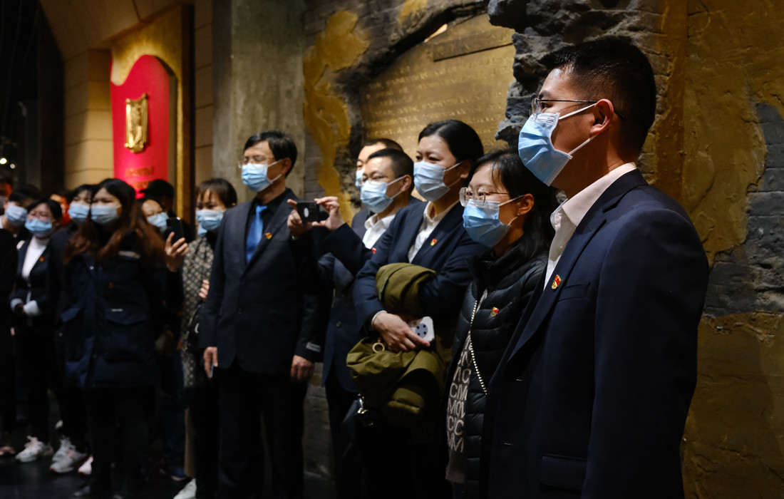 资产公司党支部、大唐水电党支部全体活动人员在革命烈士纪念馆内认真聆听讲解员讲解_副本.jpg