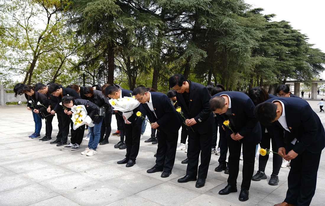资产公司党支部、大唐水电党支部全体活动人员在革命烈士纪念墓前献花默哀致敬_副本.jpg