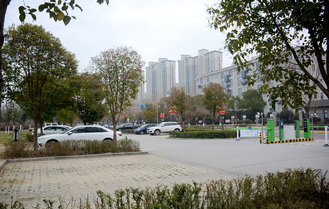 滨江双湖路停车场_副本.jpg 滨江双湖路停车场_副本.jpg