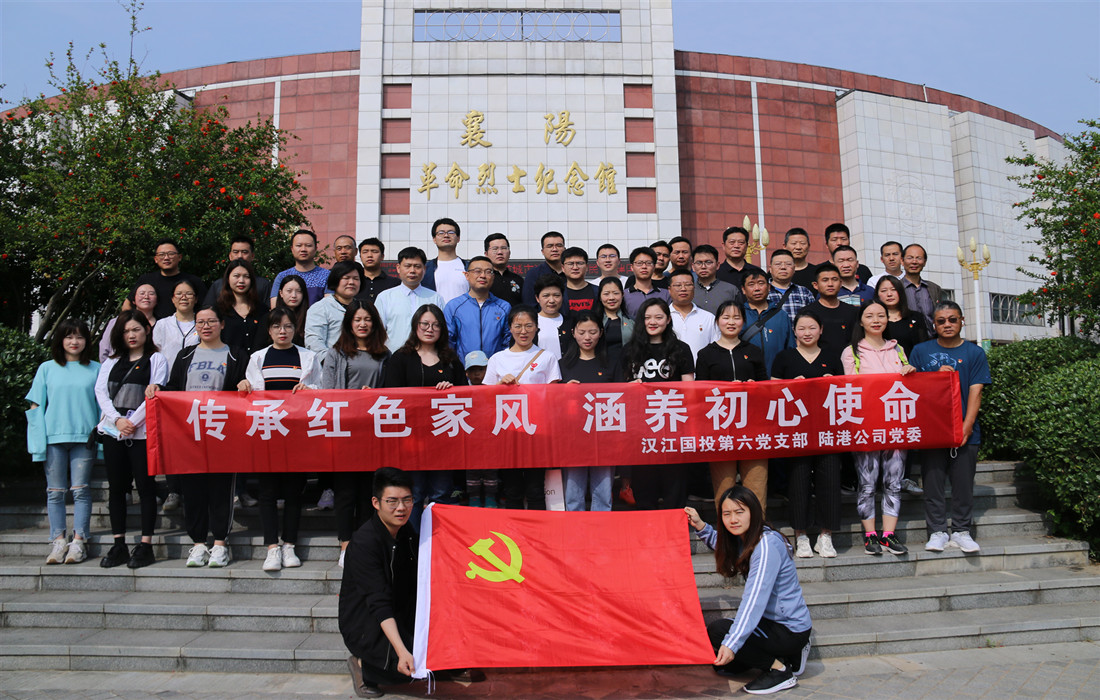 参观革命烈士纪念馆_副本.jpg