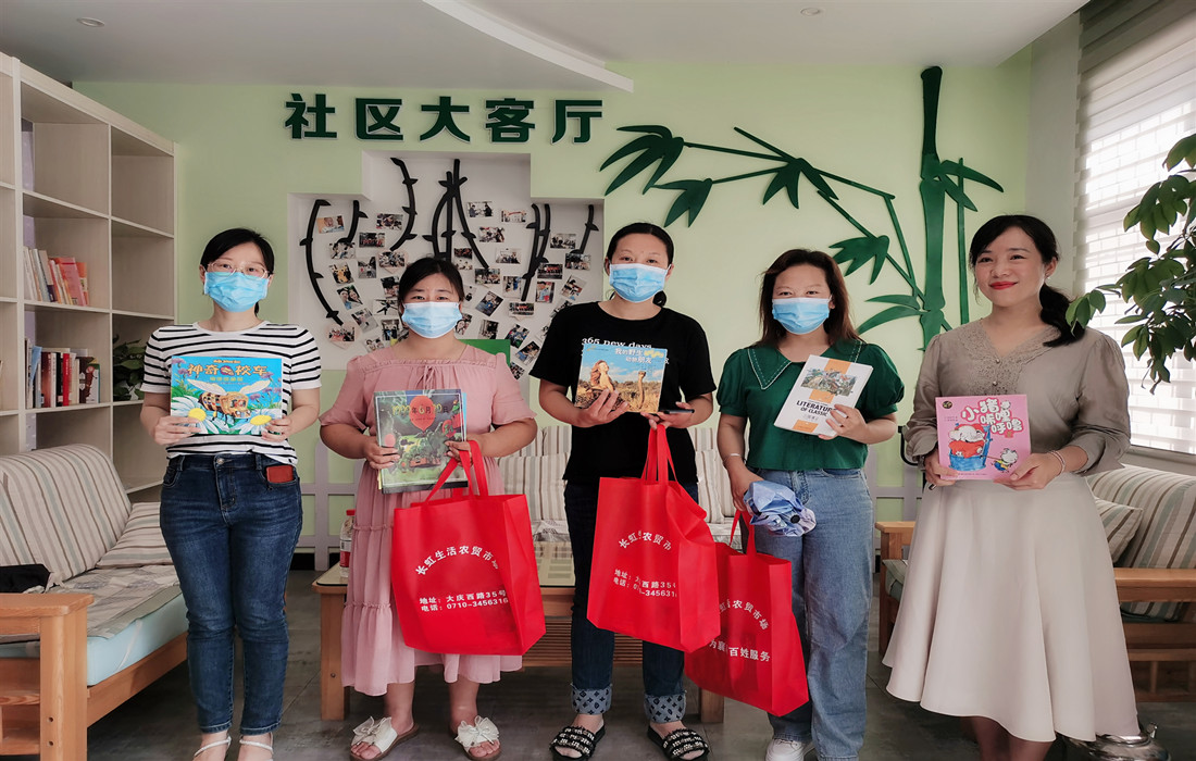 5月30日，资产公司”双报到“党员在社区服务大厅，与低保户家长交流、赠书.jpg