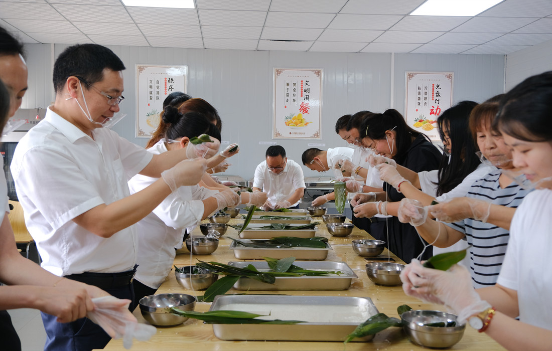 图2：包粽子.JPG