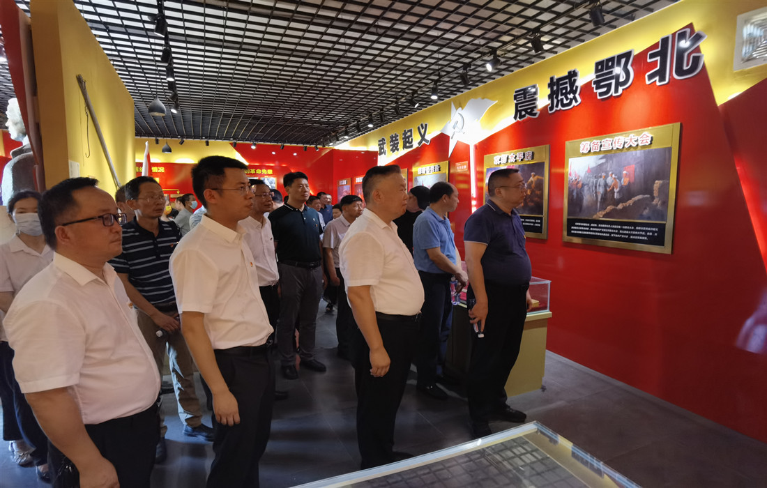 图3:参观纪念馆.jpg 图3:参观纪念馆.jpg