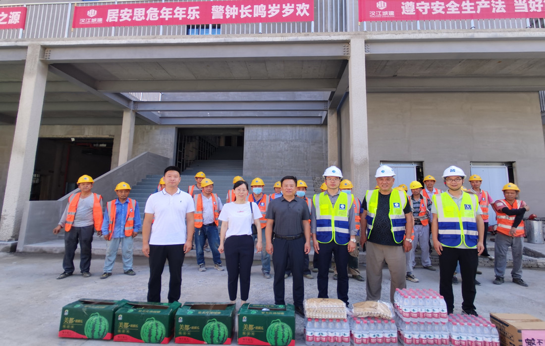 6月24日下午，资产公司开展“夏季送清凉”慰问一线施工人员活动.jpg