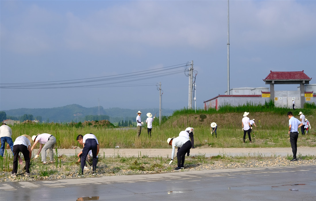 开展营地爱国卫生运动.jpg 开展营地爱国卫生运动.jpg