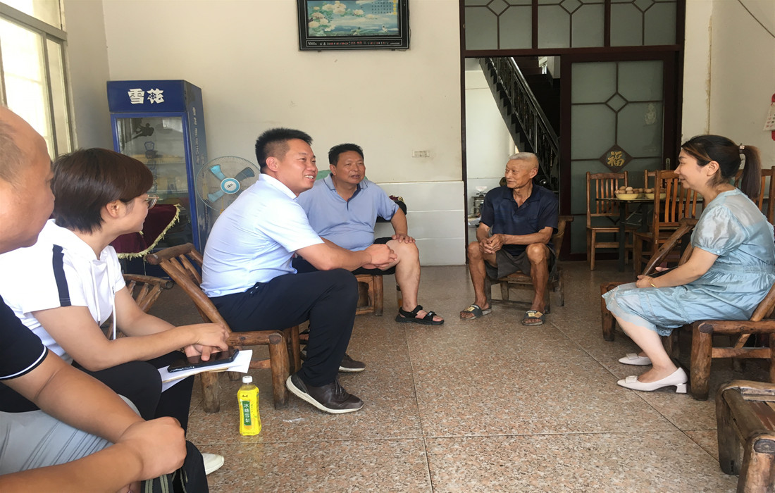 照片1：在村民家中了解情况.jpg