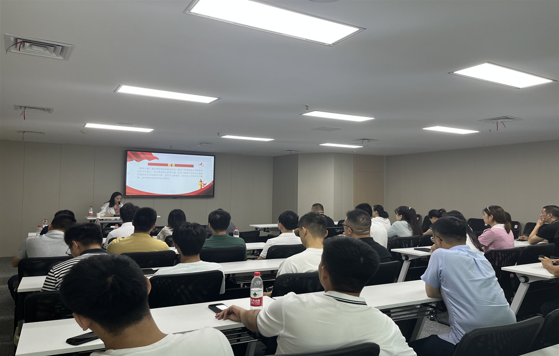 7月29日，资产公司在襄阳东站举办“强国复兴有我 弘扬榜样力量”百姓宣讲活动.jpg