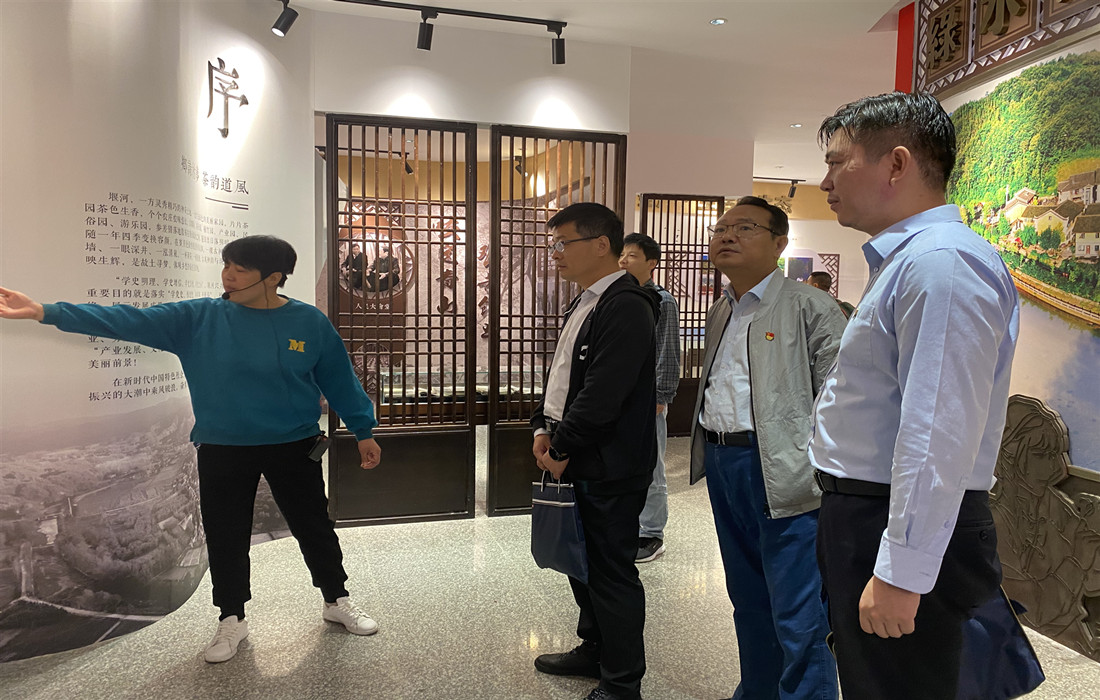 参观主题教育基地.jpg
