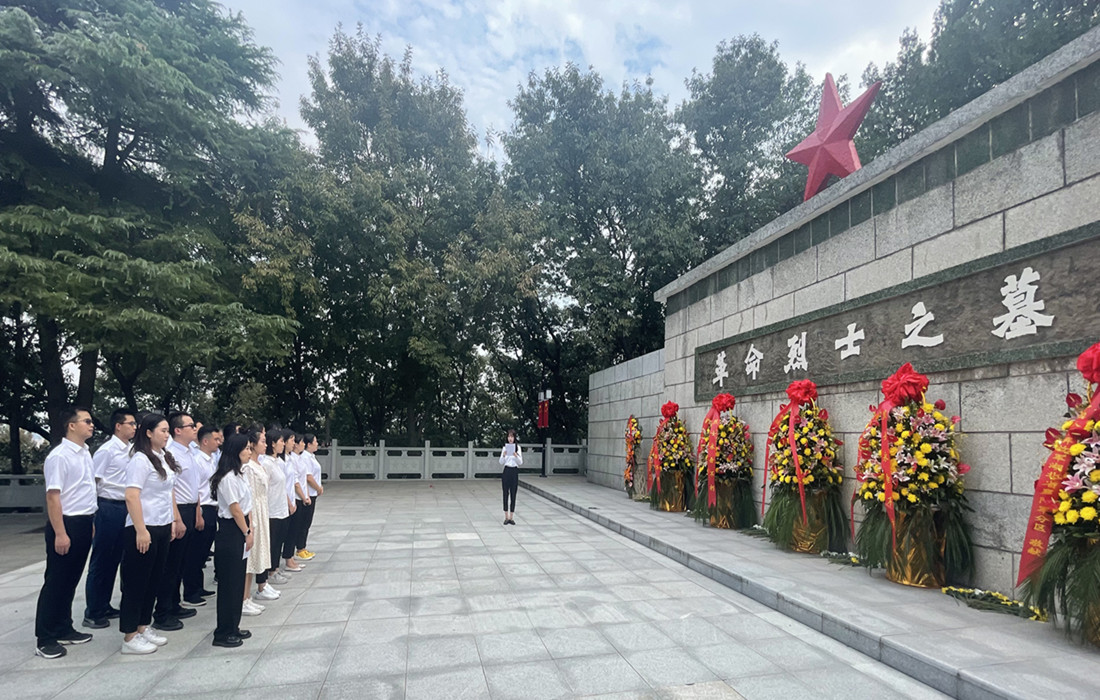 3.9月30日成人电视
组织开展祭扫活动.jpg