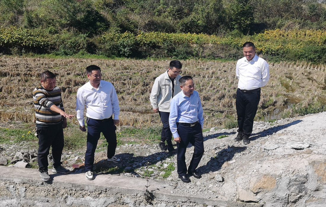 襄阳路桥到对口帮扶村调研1.jpg