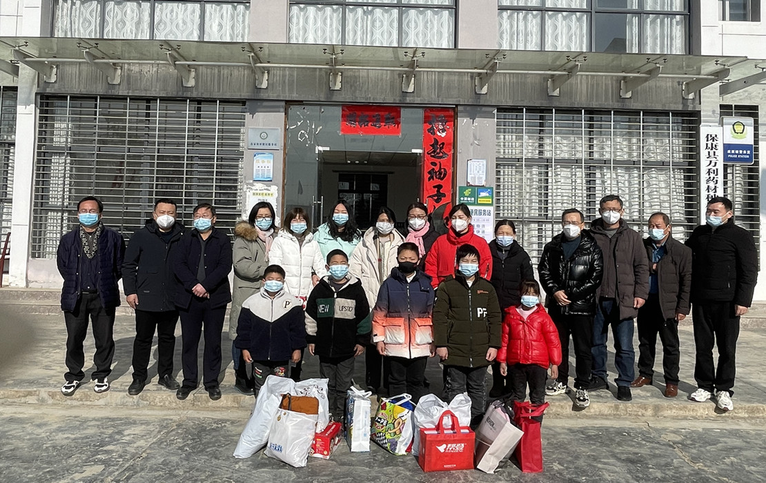 1.走访慰问活动合照.jpg
