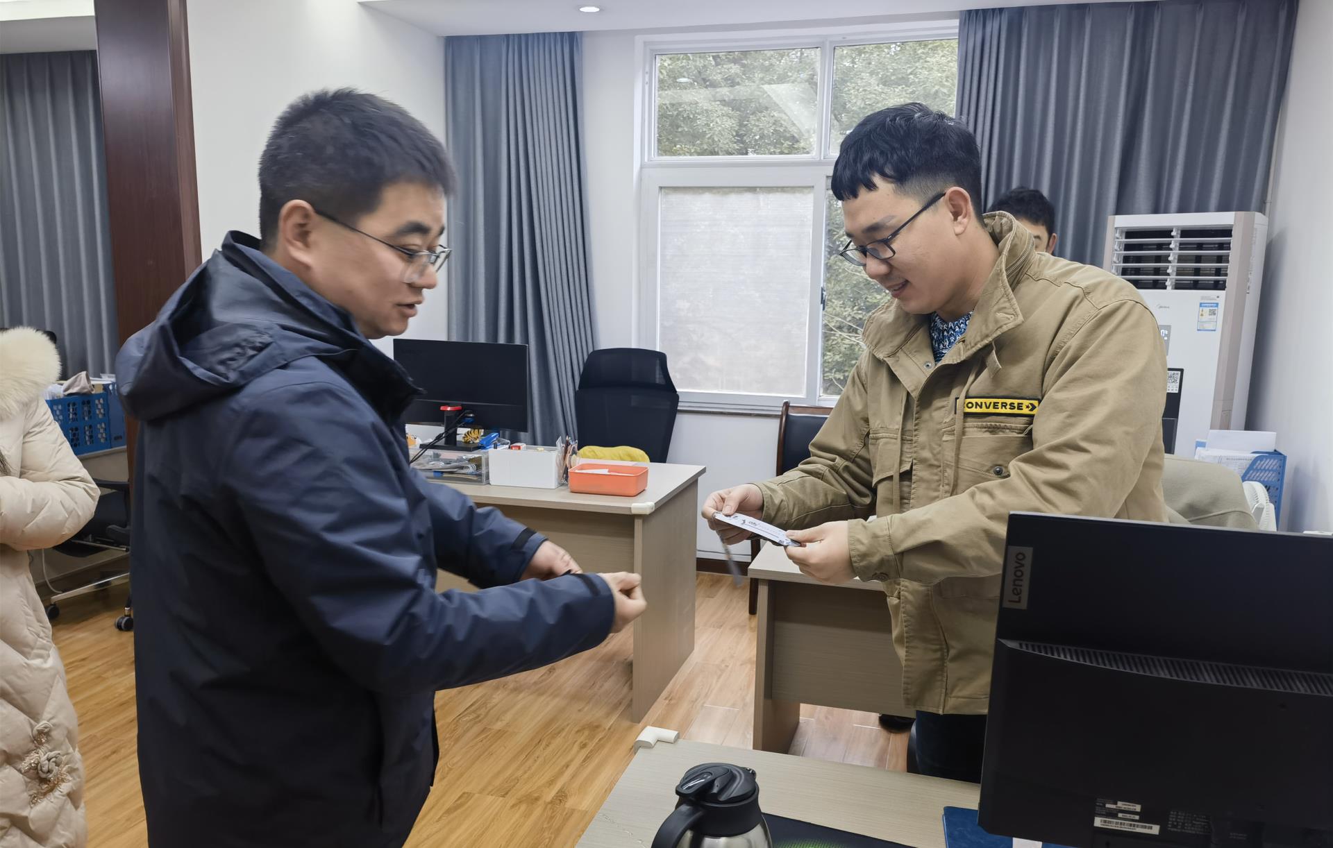 20230203  图为汉江城建纪委为人力资源部员工发清廉书签.jpg