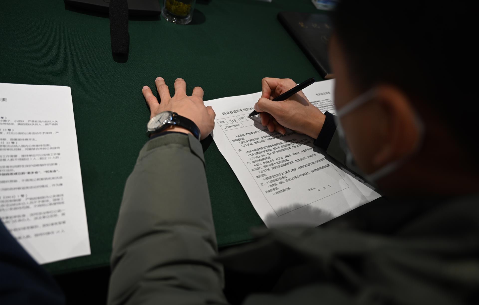 20230203  图为汉江城建中层干部签订承诺书_副本.jpg