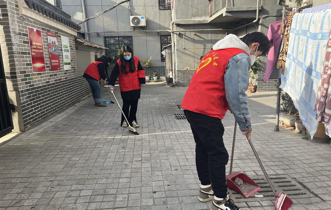 公司党员、共青团员们手持扫帚、灰撮等清洁工具，进行路面清扫.jpg