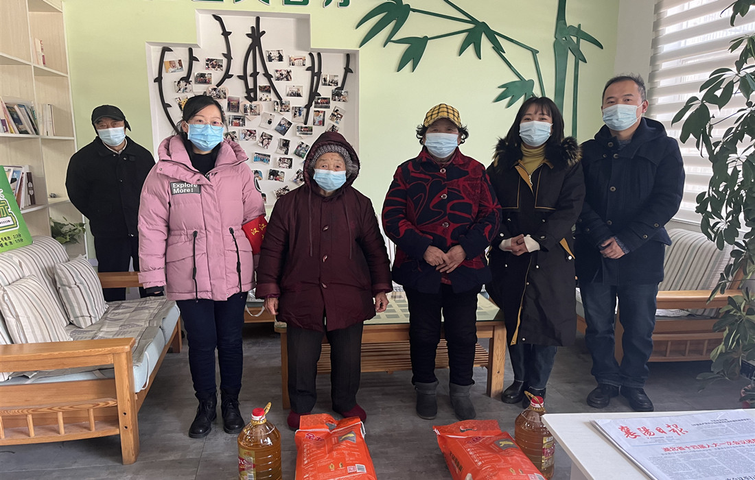 1月18日下午，汉江资产联合“双报到”社区杨家花园社区在春节前夕走访慰问了辖区内2户贫困家庭.jpg