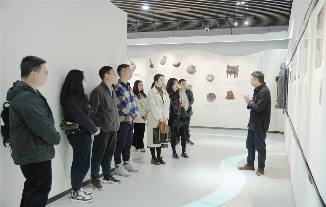 图片2:参观襄水文化展览馆.jpg 图片2:参观襄水文化展览馆.jpg