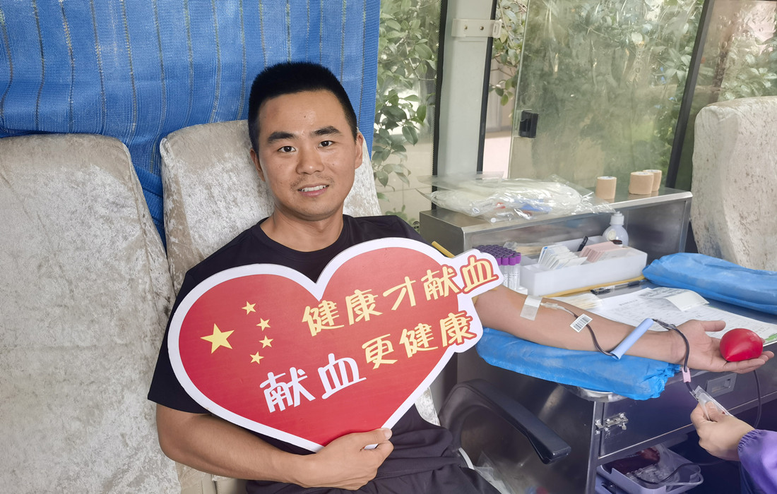 青年志愿者郝震.jpg