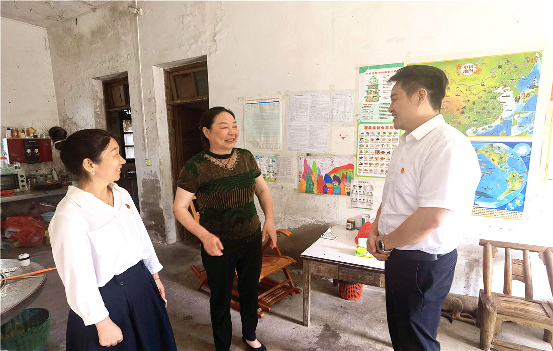 图片2：6月30日上午，生态投党委委员、副总经理高浩淞带队，深入定点帮扶村谷城县庙滩镇小河村，代表生态投党委走访慰问困难群众.jpg