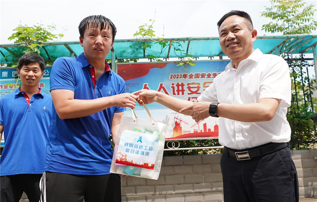 高温慰问现场3.jpg