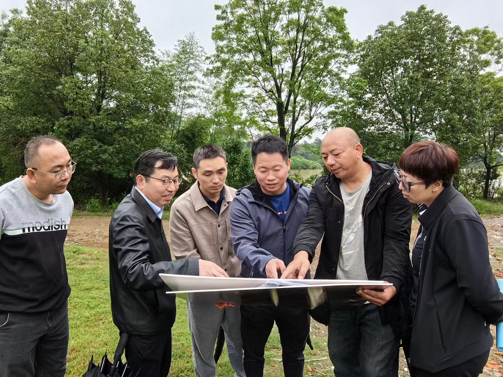 照片2-林国梁调研襄水岸线修复生态提升项目.jpg