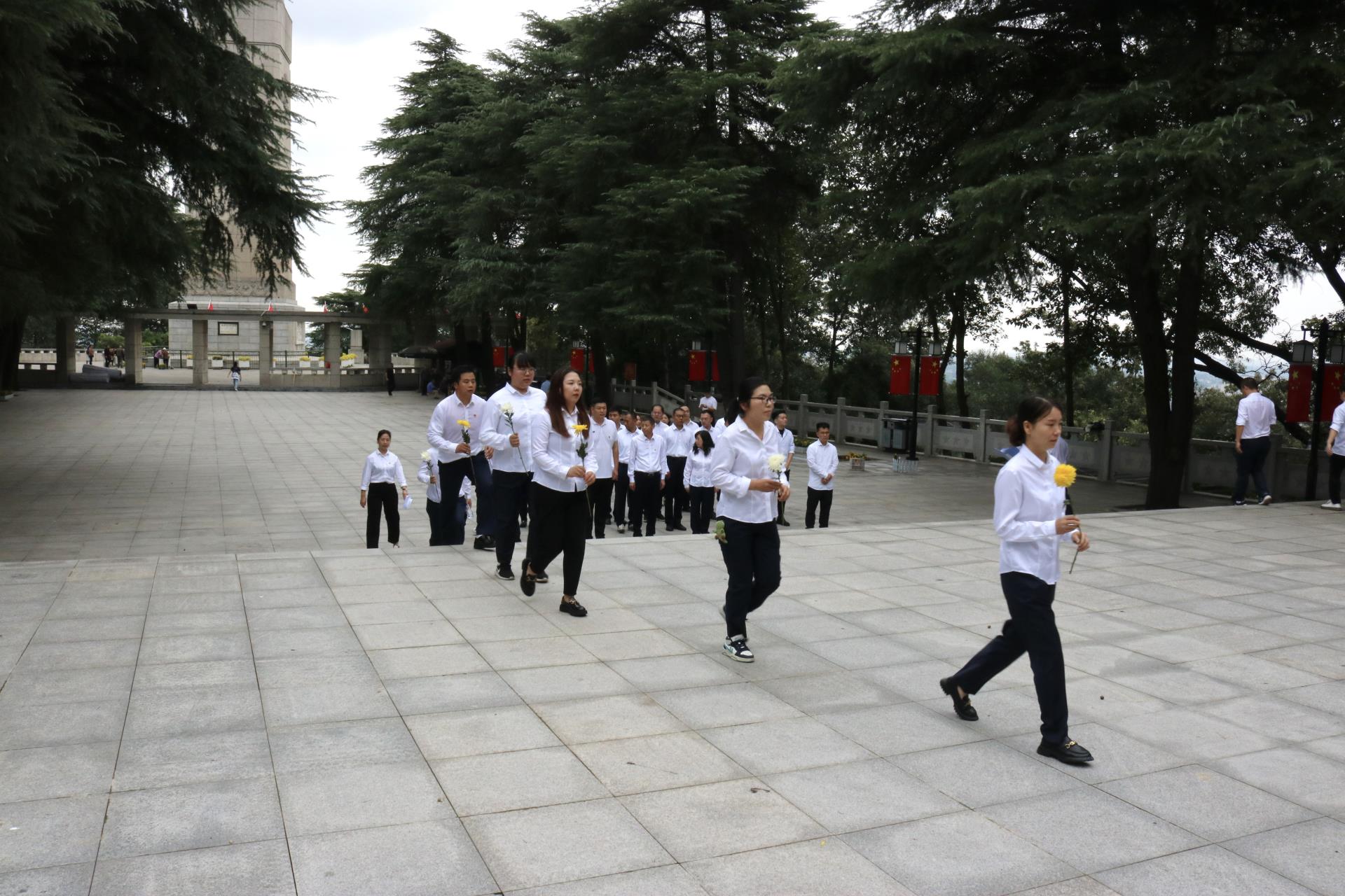祭扫烈士墓2.jpg