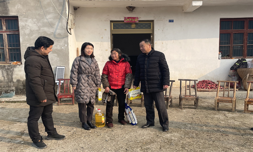 1月30日，赴兴隆殿村慰问困难群众.jpg