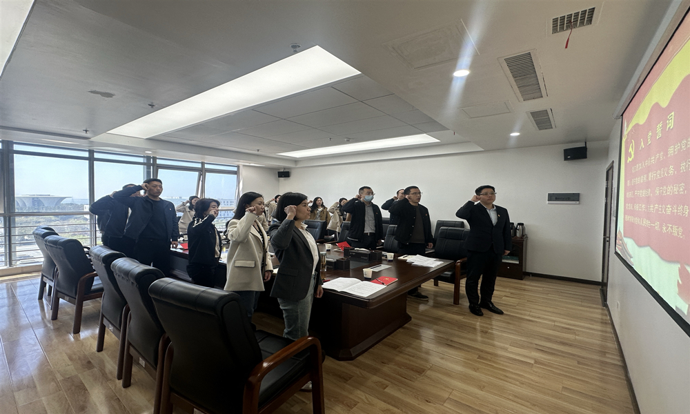 图为：重温入党誓词.jpg