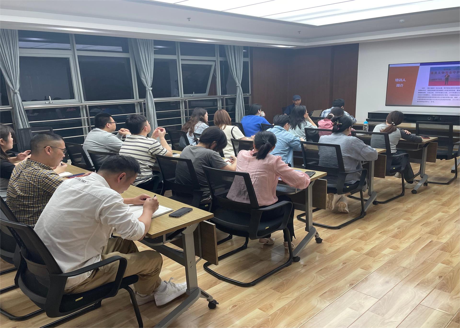 5月8日，房投公司举办新闻摄影技巧专题培训照片2-理论培训.jpg