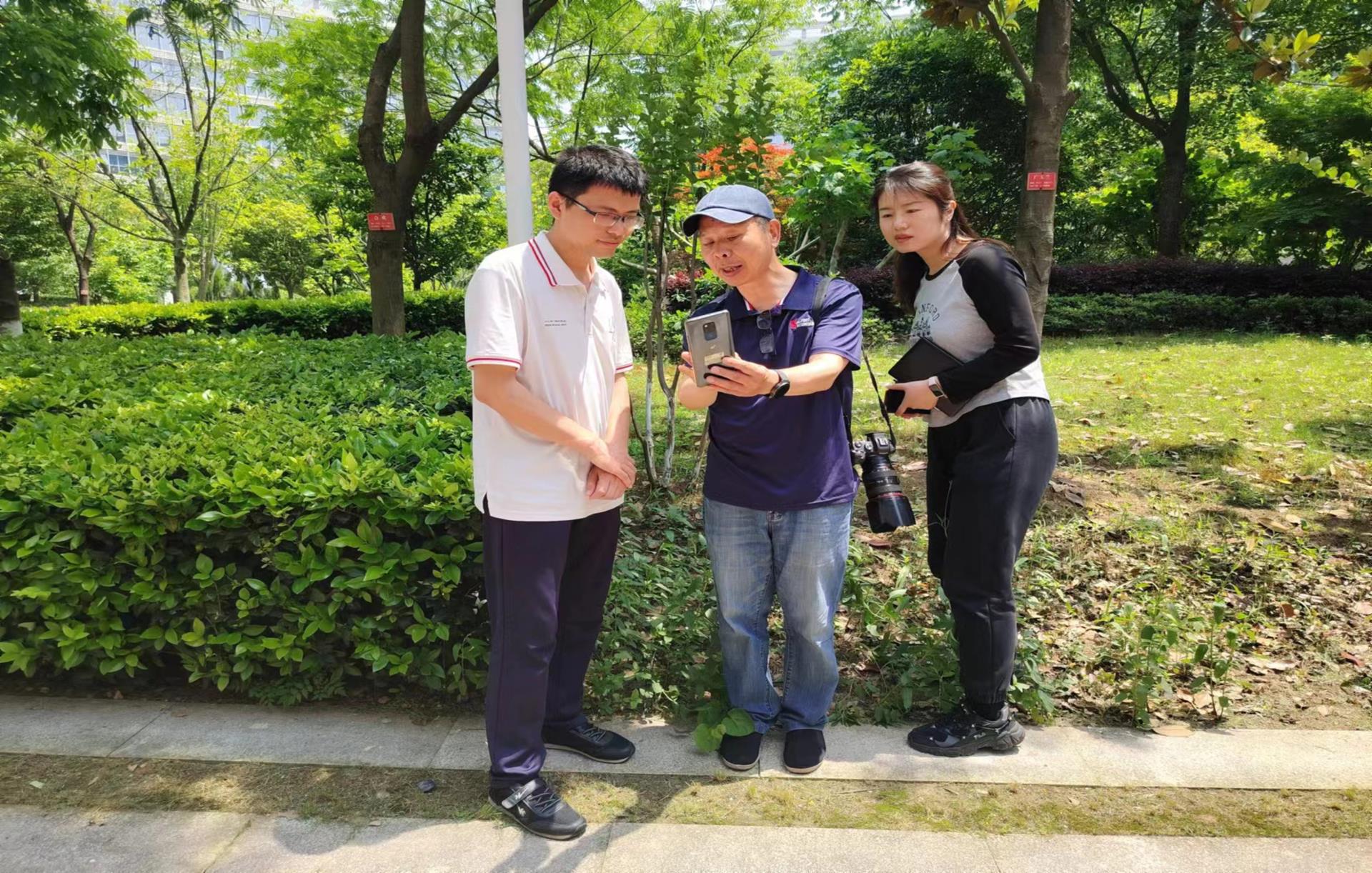 5月8日，房投公司举办新闻摄影技巧专题培训照片3-户外实操.jpg