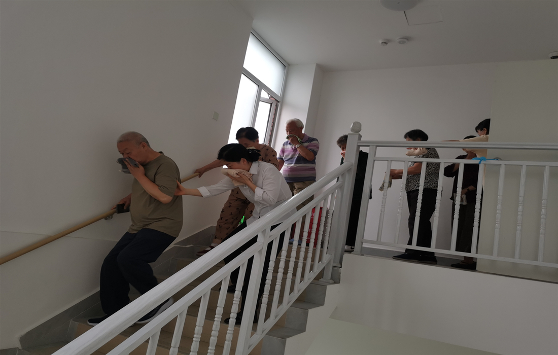 以练筑防 守护老有所安——恒泰健康养老机构开展消防演练活动(4).jpg