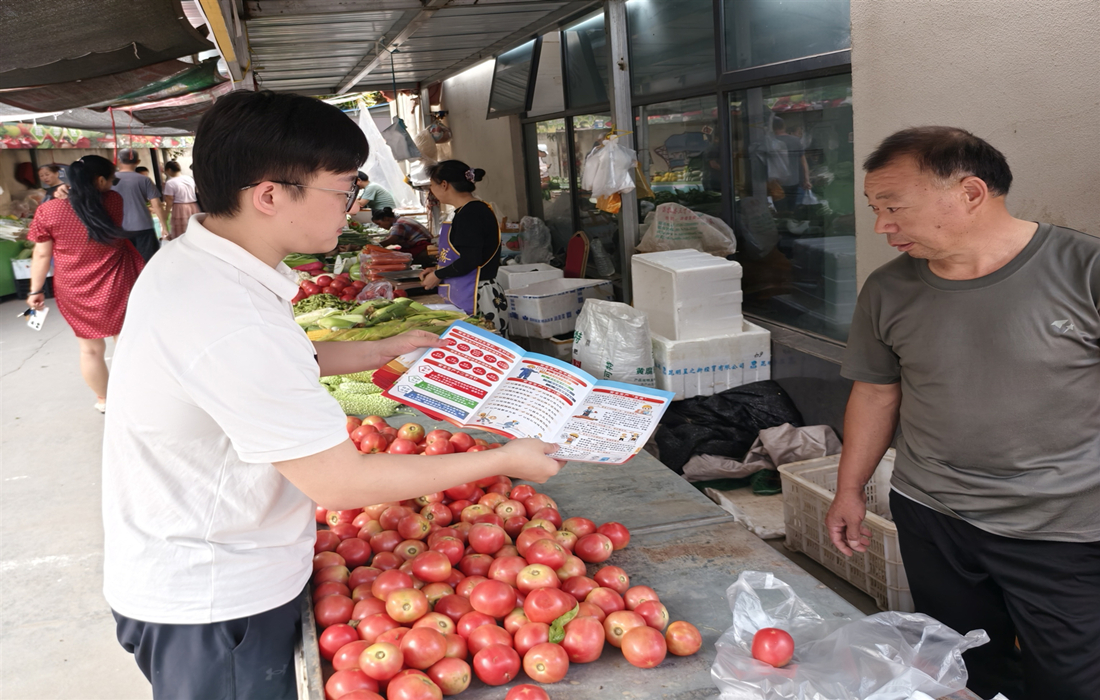附件1:2024年6月26日上午在铁佛寺便民服务中心发放宣传手册照片.jpg 附件1:2024年6月26日上午在铁佛寺便民服务中心发放宣传手册照片.jpg