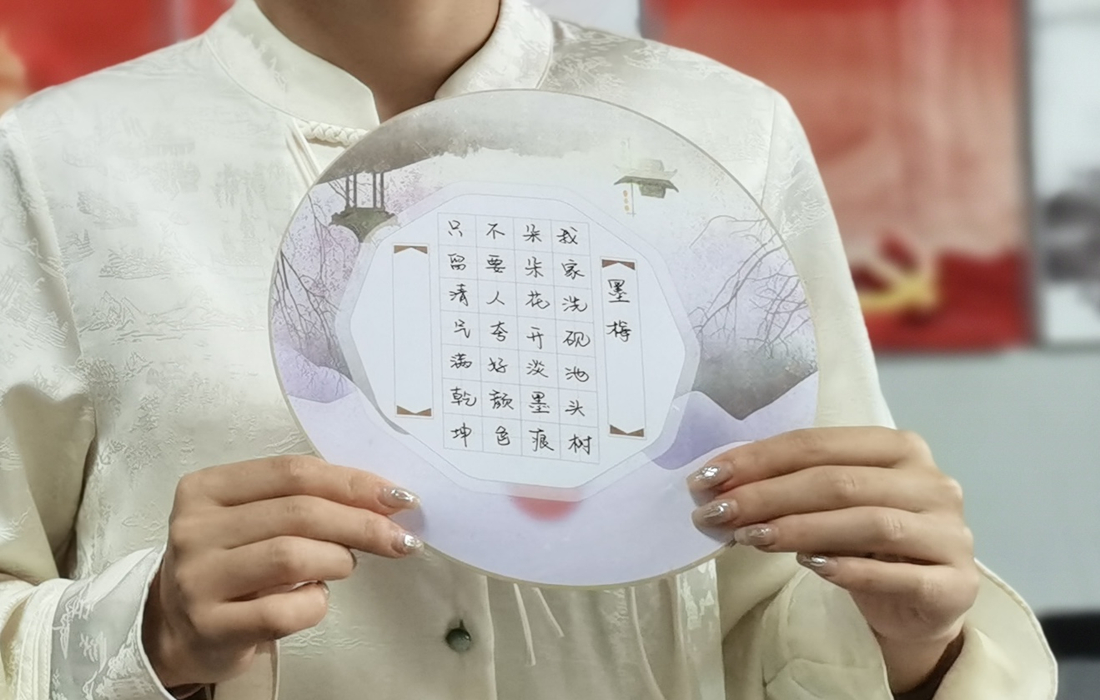 第一支部党员书写“廉祝福”.jpg