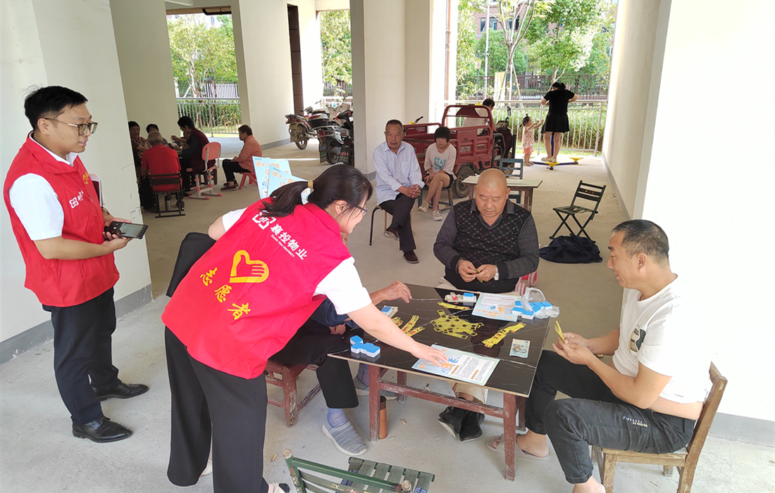 物业党员开展党员志愿活动.jpg