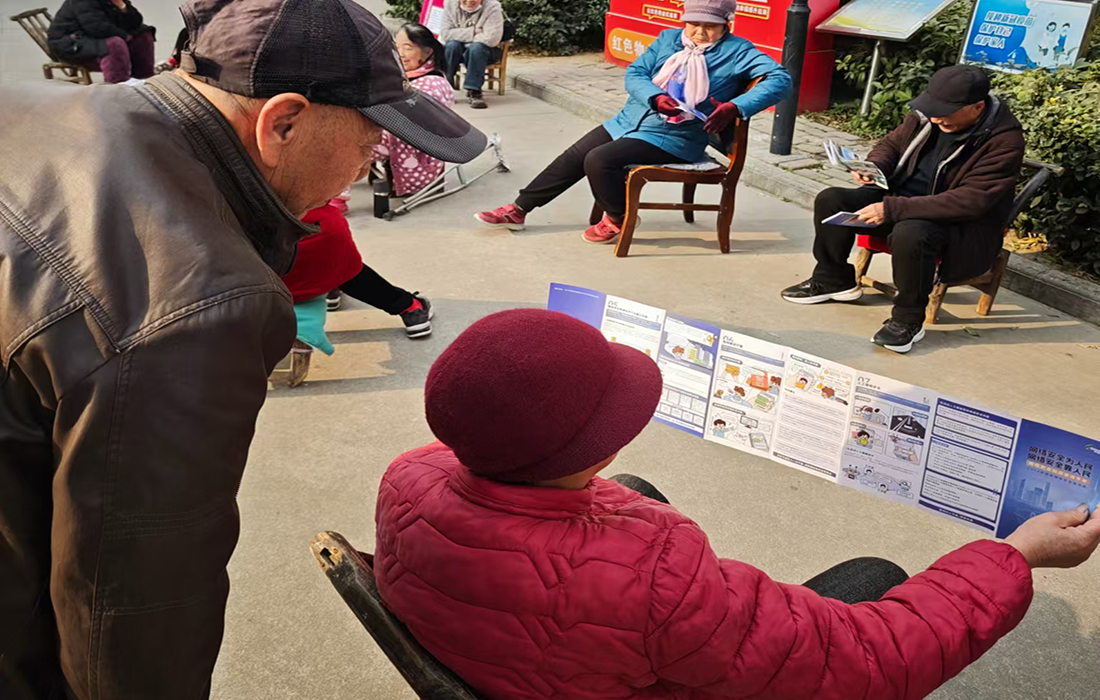 1月13日 党员代表、青年志愿者们深入在建项目和公租房小区开展宣传活动.jpg